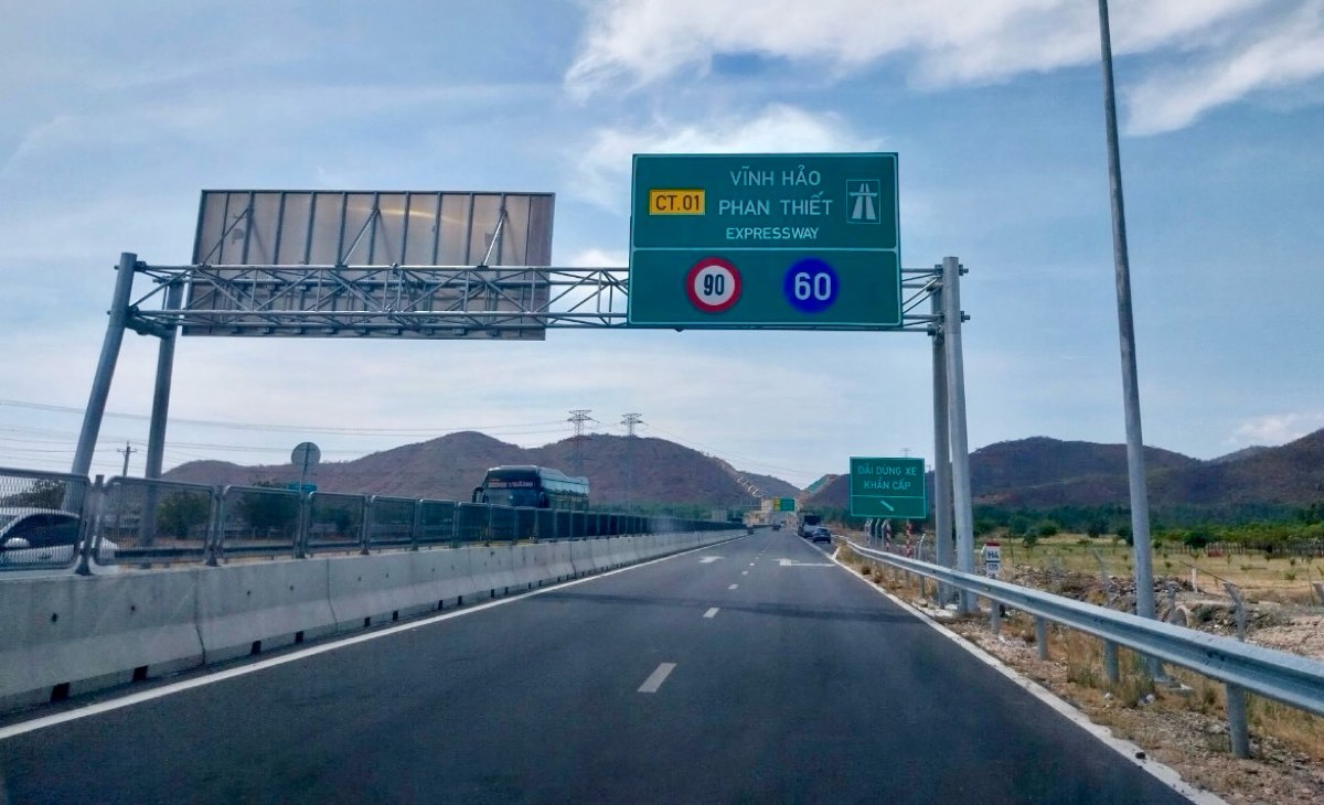 Biển báo tốc độ trên cao tốc Vĩnh Hảo - Phan Thiết đã được nâng lên 90km/h từ 6.2.2024. Ảnh: Duy Tuấn