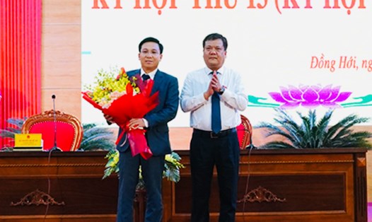 Bí thư Thành uỷ, Chủ tịch HĐND TP.Đồng Hới Trần Phong chúc mừng ông Nguyễn Trung Kiên. Ảnh: Tâm Đức