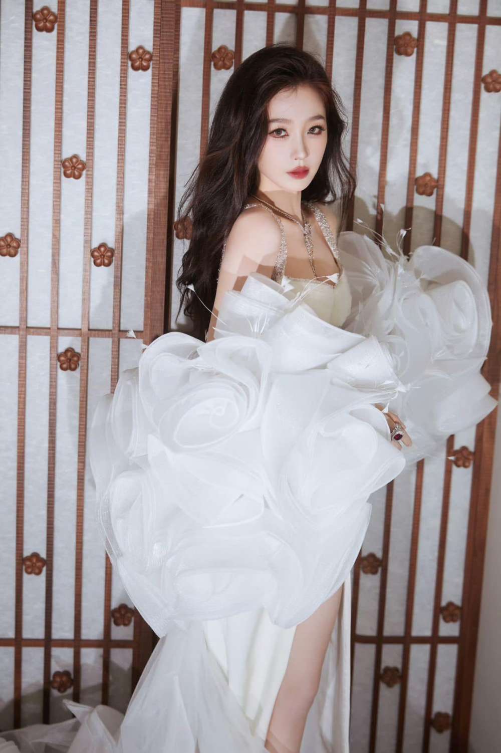 Ngu Thư Hân được khen đẹp như bông tuyết khi mặc váy màu trắng, áo choàng choàng thiết kế họa tiết 3D. Ảnh: Xinhua.