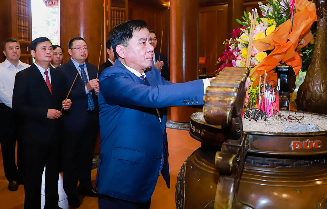 Ông Trần Cẩm Tú - Ủy viên Bộ Chính trị, Bí thư Trung ương Đảng, Chủ nhiệm Ủy ban Kiểm tra Trung ương dâng hương tưởng niệm Chủ tịch Hồ Chí Minh. Ảnh: Thành Duy 