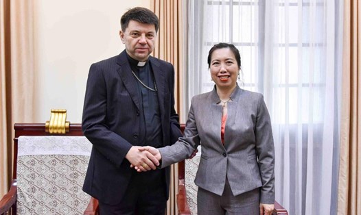 Thứ trưởng Ngoại giao Lê Thị Thu Hằng tiếp Tổng Giám mục Marek Zalewski, Đại diện Thường trú đầu tiên của Tòa thánh Vatican tại Việt Nam. Ảnh: Bộ Ngoại giao
