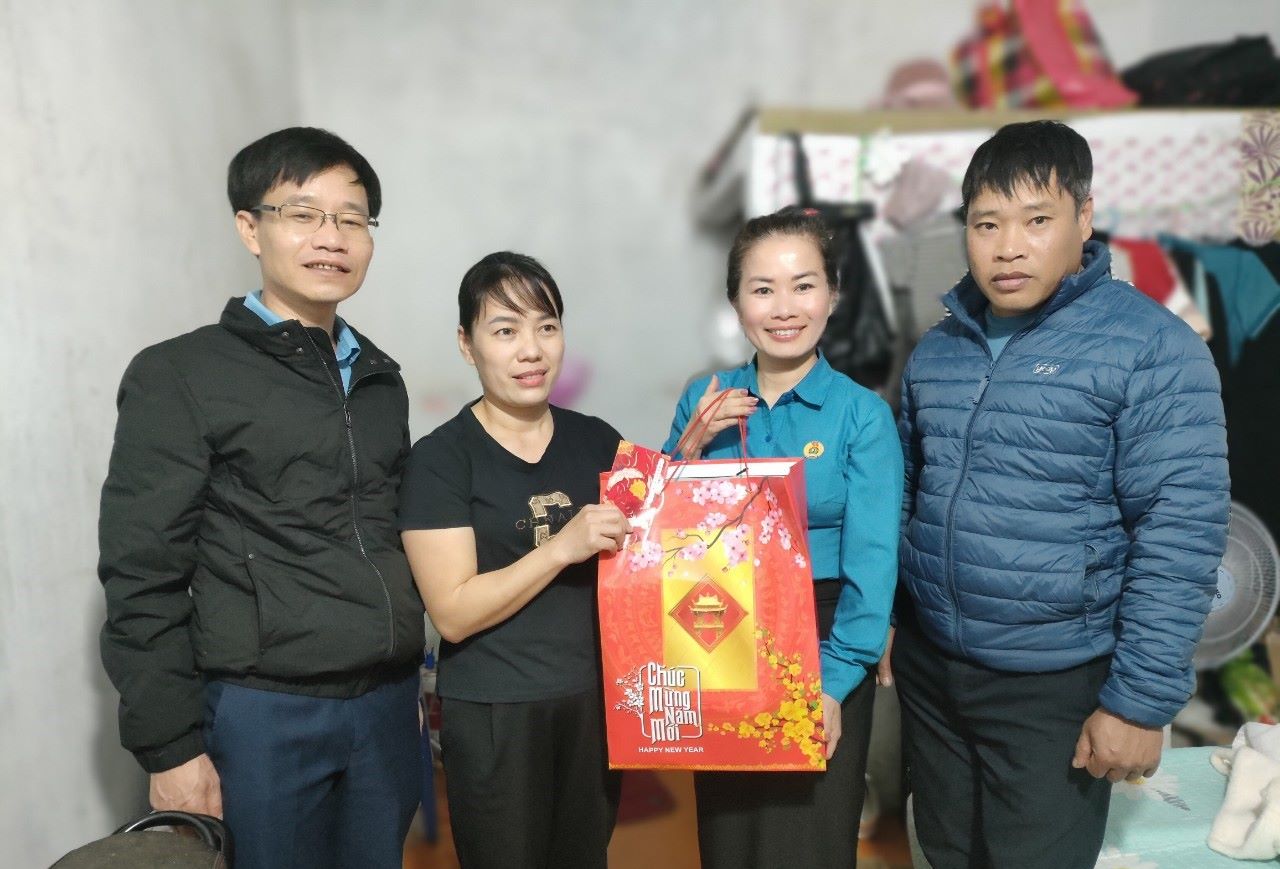 LĐLĐ huyện Vĩnh Bảo trao quà Tết tặng công nhân nhà trọ không về quê đón Tết. Ảnh: Trung Hiếu