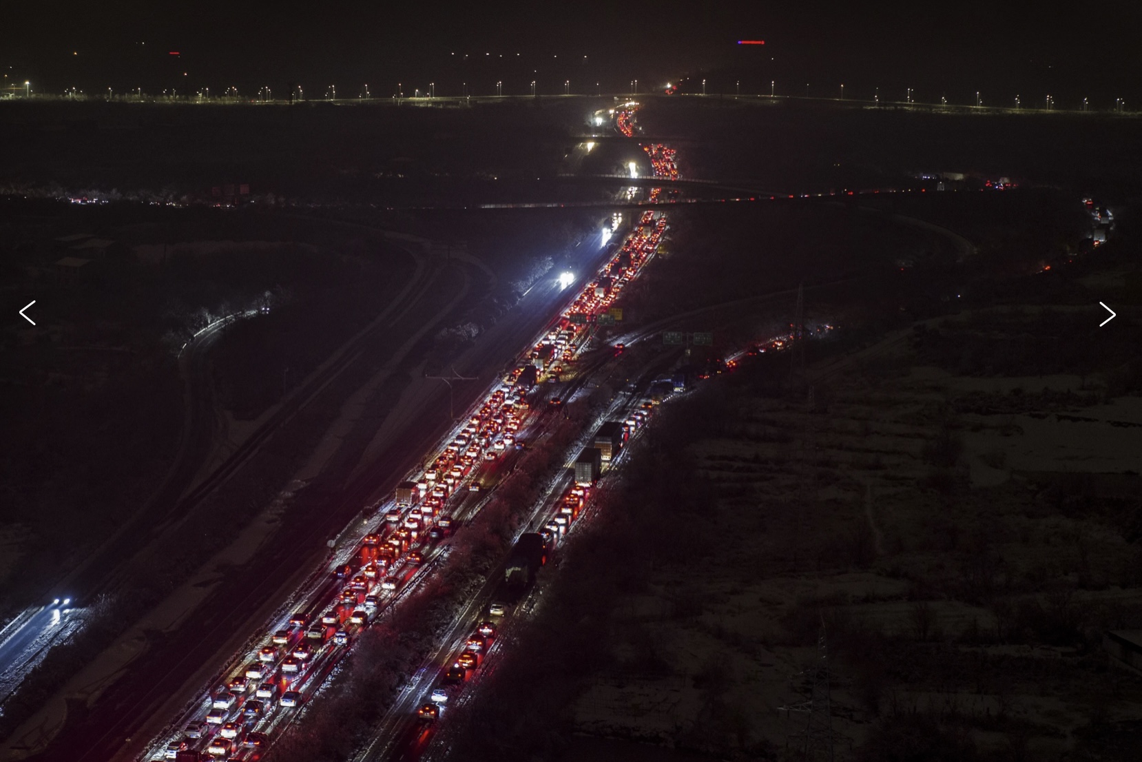 Tắc đường trên cao tốc ở tỉnh Hồ Bắc, Trung Quốc tối 5.2. Ảnh chụp màn hình AP