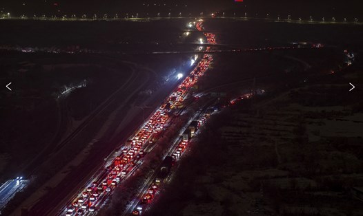 Tắc đường trên cao tốc ở tỉnh Hồ Bắc, Trung Quốc tối 5.2. Ảnh chụp màn hình AP