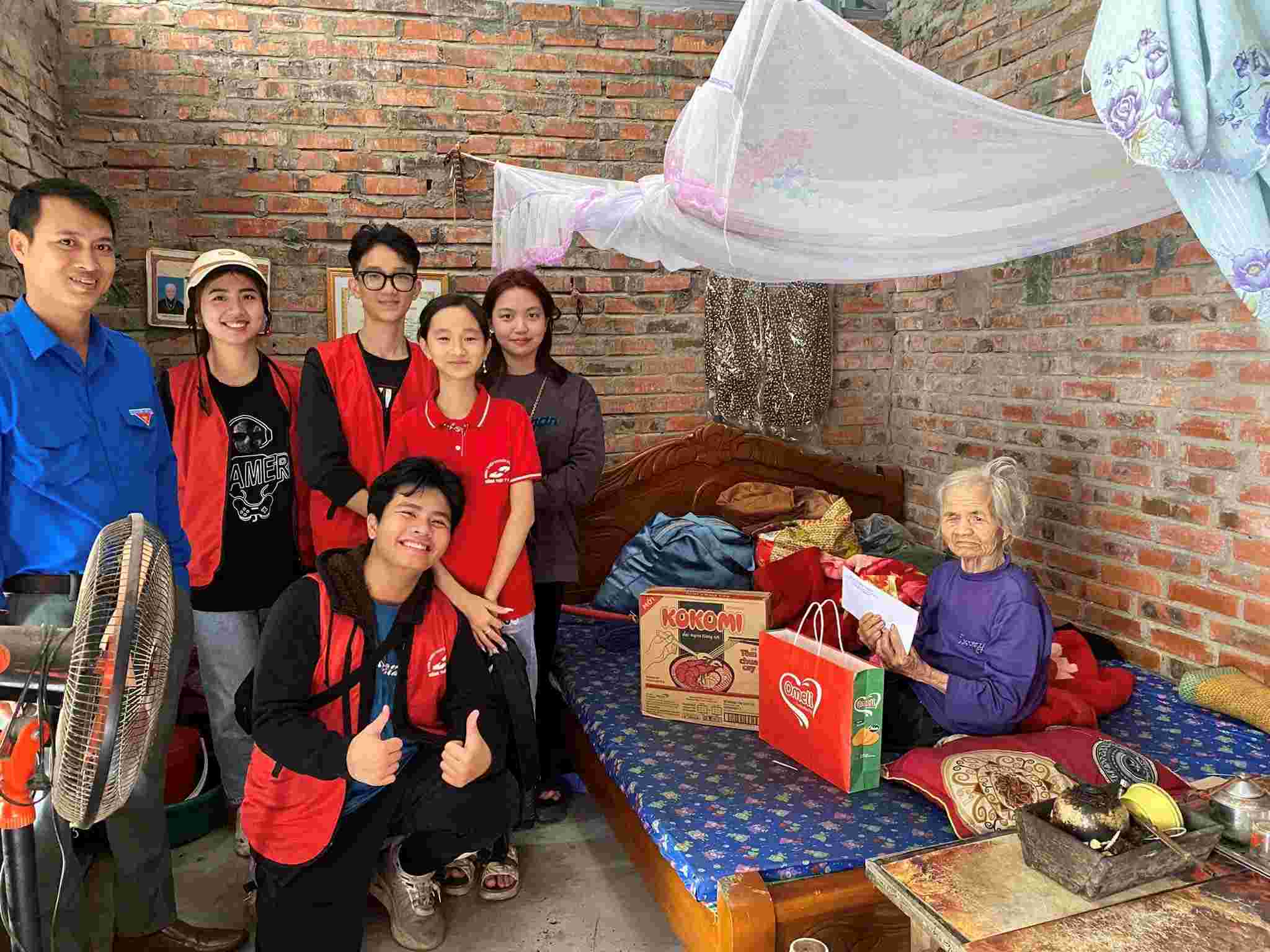 Nhóm Sống Sẻ Chia tặng quà người già neo đơn huyện Tiên Lãng. Ảnh: Sống Sẻ Chia