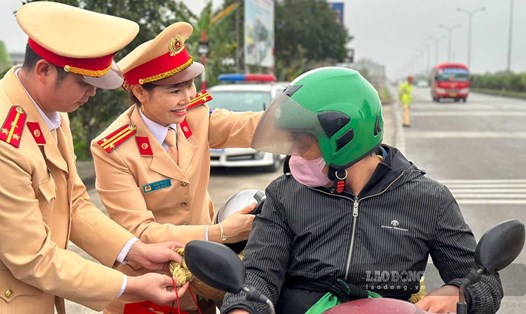 Người dân về quê ăn Tết bất ngờ nhận được quà của CSGT Nam Định. Ảnh: Công an Nam Định
