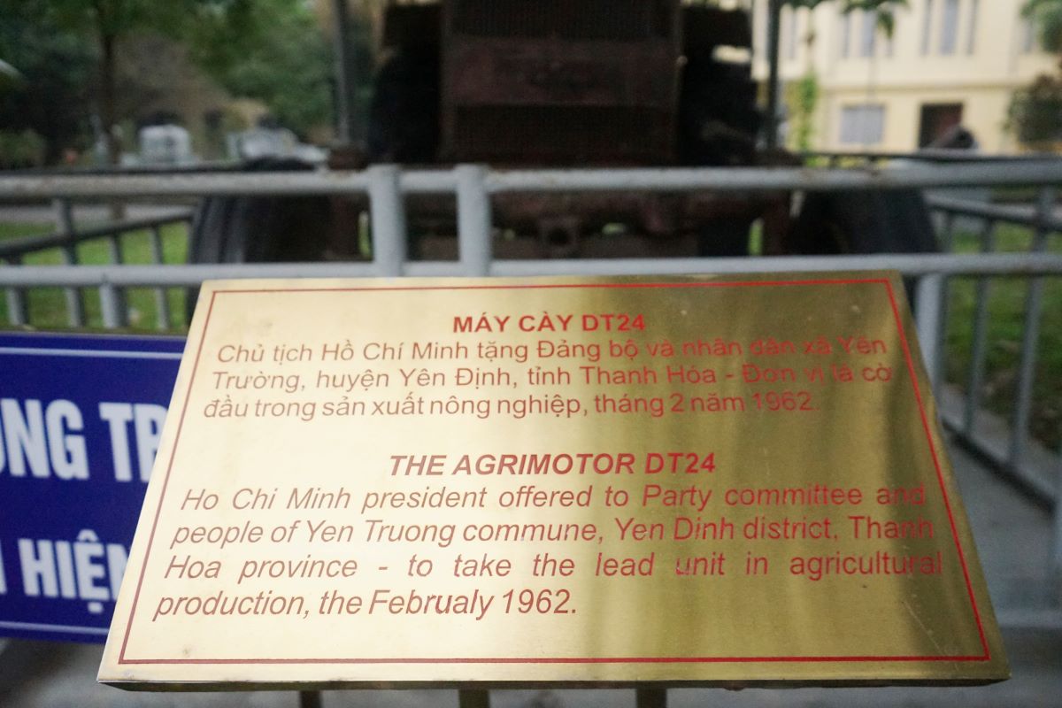 Đến năm 1990, để gìn giữ kỷ vật Bác Hồ tặng, chiếc máy cày đã được đưa xuống Bảo tàng tỉnh Thanh Hóa để có biện pháp bảo quản lâu dài. Ảnh: Quác