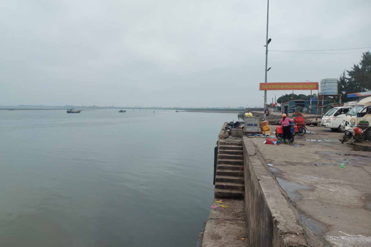 Tại cảng cá Cửa Sót chiều ngày 6.2  vắng vẻ tàu thuyền vì hầu hết ngư dân không ra khơi nữa mà đã ở nhà nghỉ Tết. Ảnh: Trần Tuấn.