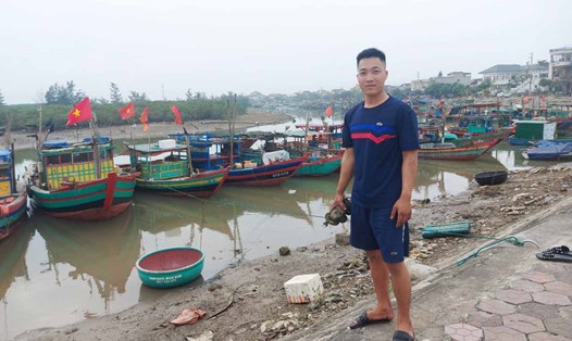 Ngư dân Nguyễn Văn Tuấn - chủ tàu cá 180 CV ở xã Thạch Kim - than phiền một năm 2023 qua khó khăn vì giá dầu cao. Ảnh: Trần Tuấn.