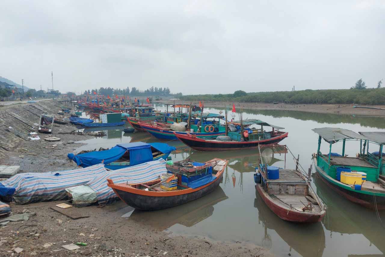 Khu neo đậu tàu thuyền ở xã Thạch Kim đã kín tàu neo đậu vì ngư dân đã nghỉ Tết. Ảnh: Trần Tuấn.