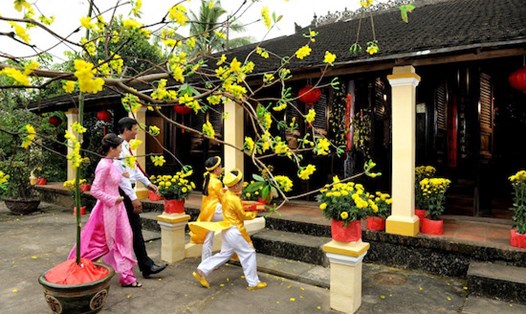 Tục xông đất, xông nhà là truyền thống của người Việt mỗi dịp Tết đến xuân về. Ảnh minh hoạ: T.L