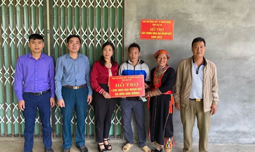 Trao hỗ trợ xây nhà "Đại đoàn kết" cho hộ có hoàn cảnh khó khăn ở Lào Cai. Ảnh: Trọng Bảo