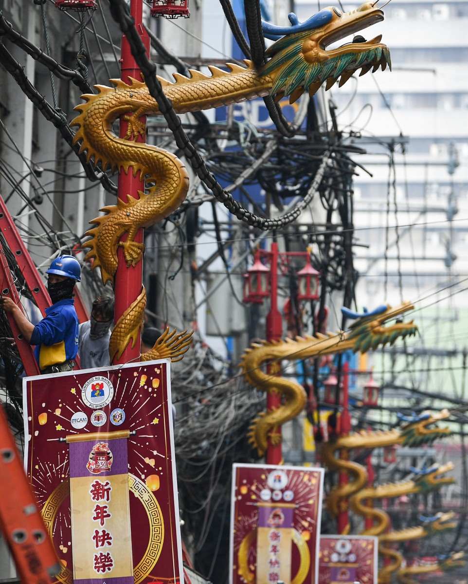 Đèn đường hình con rồng ở khu Chinatown của Manila vào ngày 5.2.2024, trước thềm Tết Nguyên đán. Ảnh: AFP