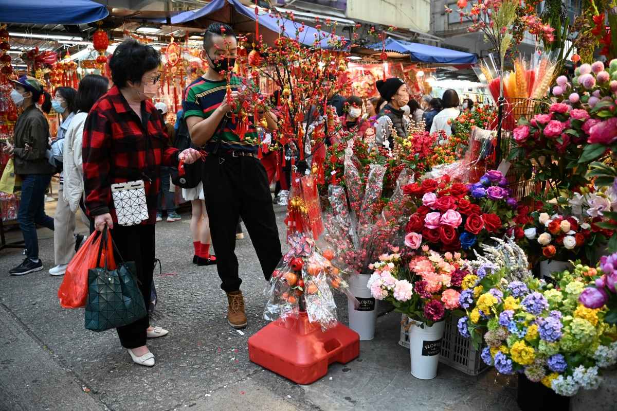 Người dân mua sắm tại một khu chợ ở Hong Kong vào ngày 6.2.2024. Ảnh: AFP
