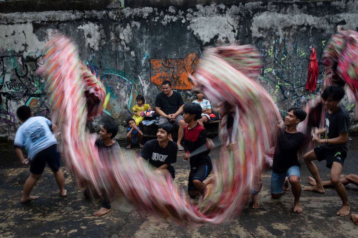Các thanh niên luyện tập múa lân truyền thống trước Tết Nguyên đán Giáp Thìn tại một nhà máy bỏ hoang ở Bogor, Tây Java, Indonesia ngày 6.2.2024.