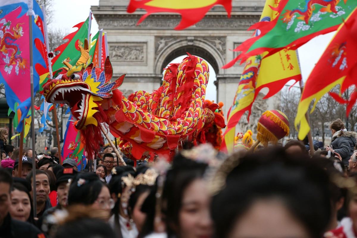 Cộng đồng người Hoa biểu diễn múa lân trong cuộc diễu hành chào mừng Tết Nguyên đán tại đại lộ Champs-Elysees ở Paris, Pháp ngày 4.2.2024. Ảnh: AFP