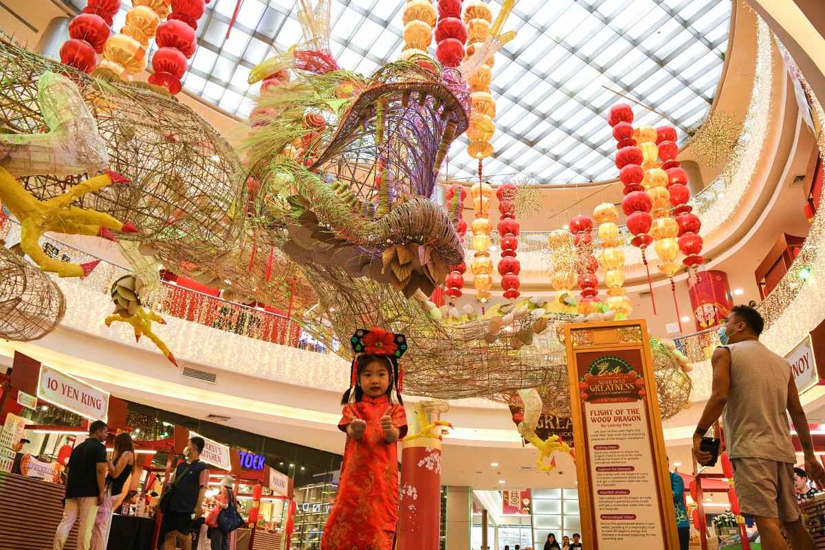 Tác phẩm sắp đặt con rồng trưng bày tại một trung tâm mua sắm ở khu Chinatown của Manila, Philippines vào ngày 5.2.2024, vài ngày trước Tết Nguyên đán Giáp Thìn 2024. Ảnh: AFP  