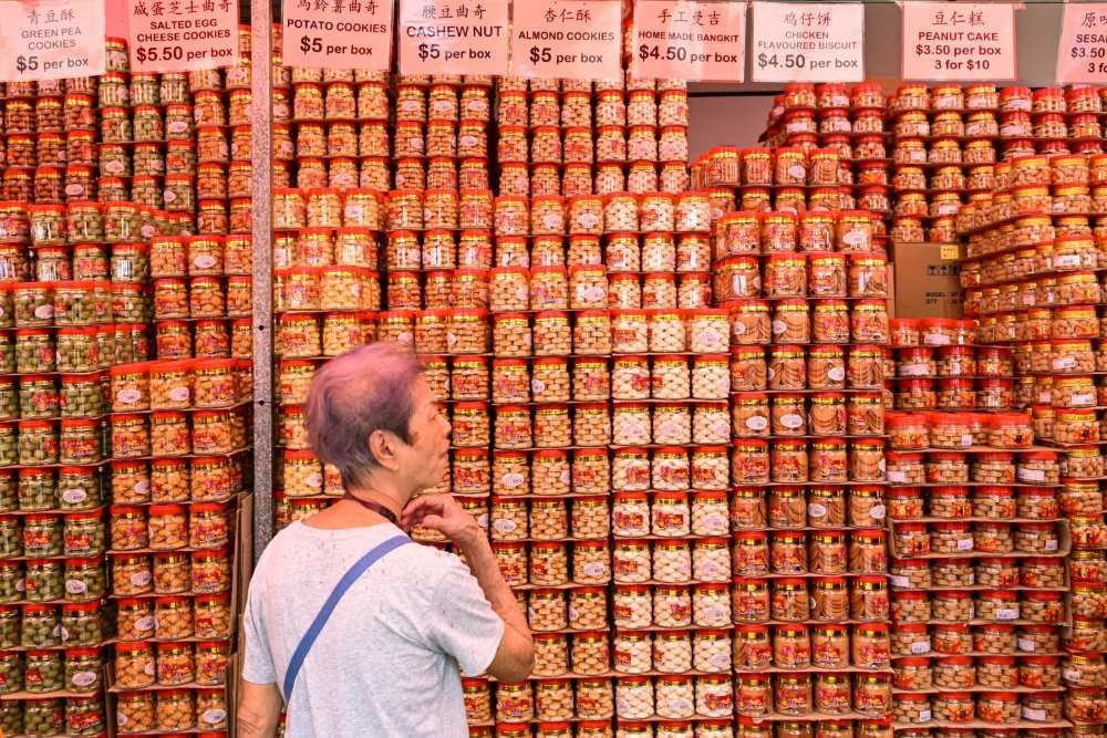 Các loại bánh quy và các loại hạt được bày bán ở khu Chinatown ở Singapore trước Tết Nguyên đán. Ảnh: AFP