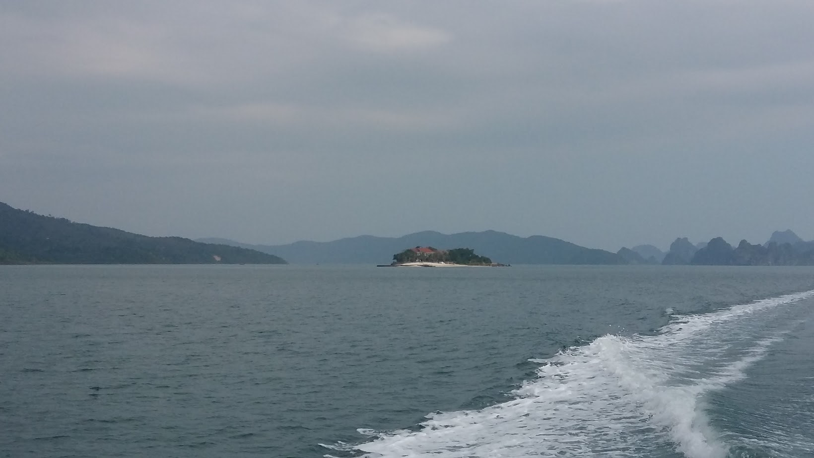 Một đảo đất phía xa giữa vịnh Bái Tử Long thuộc địa phận huyện Vân Đồn. Ảnh: Nguyễn Hùng