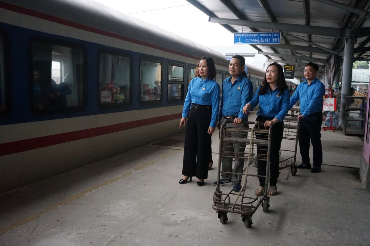 Đoàn công tác của LĐLĐ tỉnh Thanh Hóa đến nhà ga đón người lao động làm ăn xa về quê đón Tết. Ảnh: Quách Du 