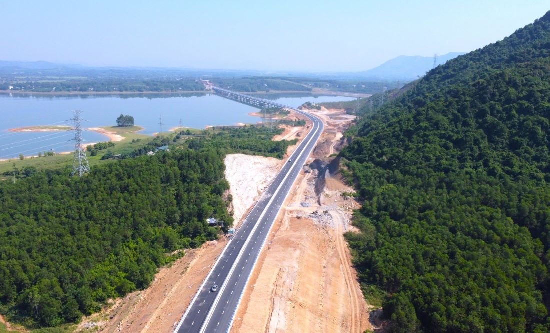 Dự án được khởi công từ cuối năm 2020, bắt đầu với dự án thành phần đoạn Mai Sơn - Quốc lộ 45.
