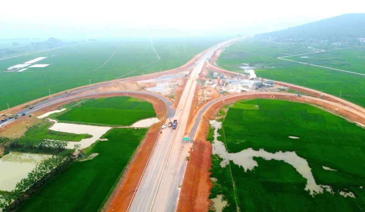 Dự án đầu tư xây dựng tuyến đường bộ cao tốc trên tuyến Bắc - Nam phía Đông (qua địa phận tỉnh Thanh Hóa) có tổng chiều dài 98,8 km.