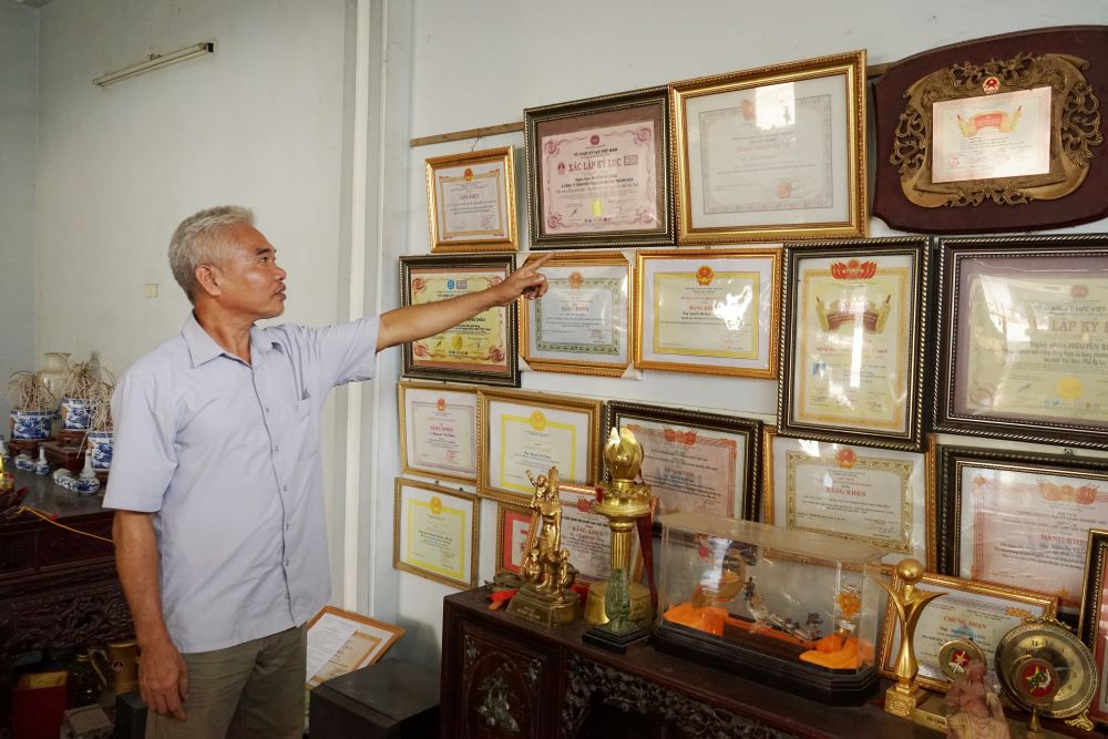  Nghệ nhân Nguyễn Bá Châu xác lập nhiều kỷ lục Việt Nam về các sản phẩm đồ đồng. Ảnh: Quách Du