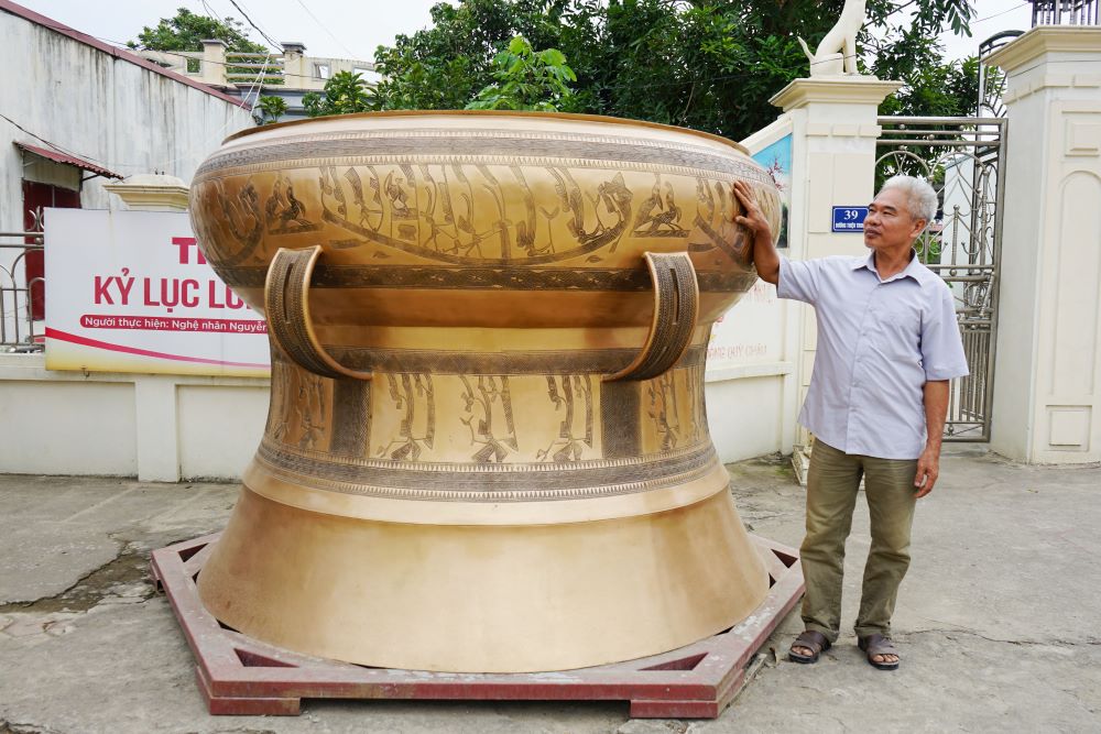 Chiếc trống đồng nặng gần 4 tấn và được xác lập kỷ lục lớn nhất Việt Nam. Ảnh: Quách Du