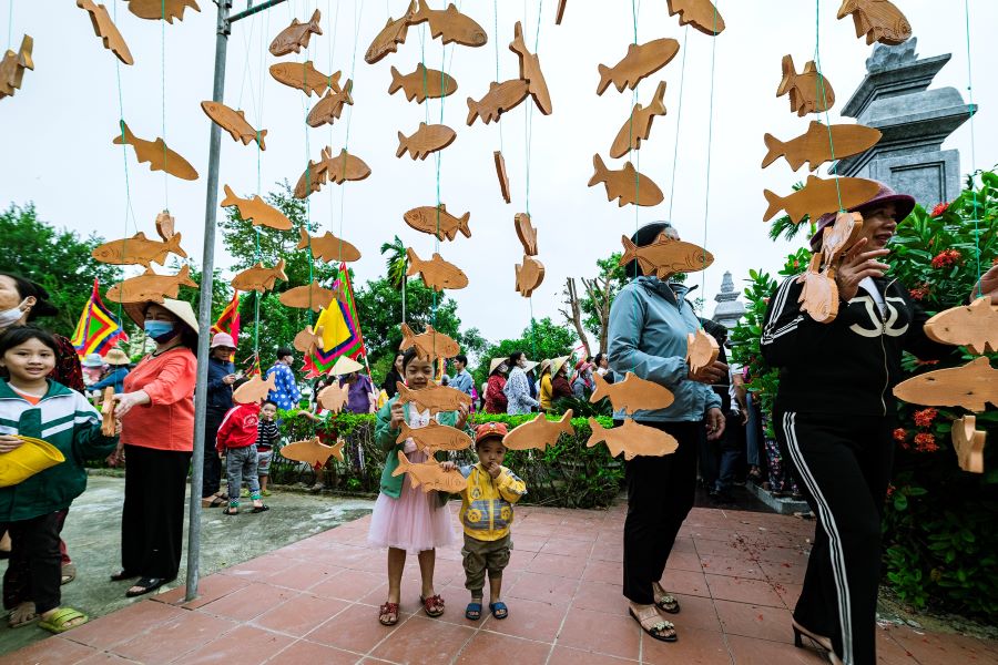 Hình tượng cá gỗ trang trí tại làng Quỳnh Đôi (huyện Quỳnh Lưu, Nghệ An) trong dịp khai trương tour du lịch “Làng cá gỗ – sau ánh hào quang”. Ảnh: Hồ Nhật Thanh