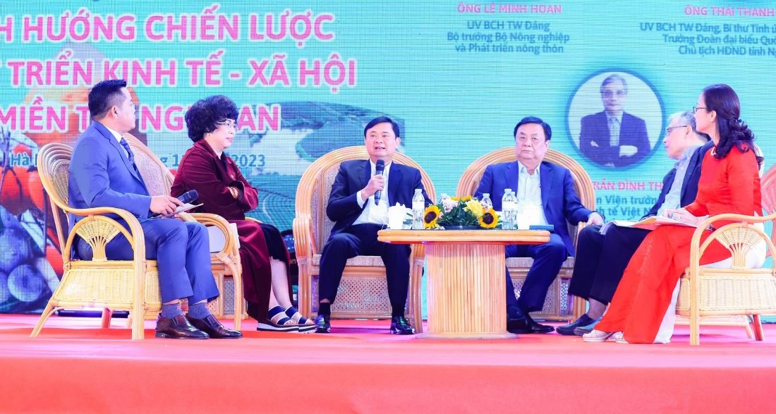 Tọa đàm “Định hướng chiến lược phát triển kinh tế - xã hội miền Tây Nghệ An”, tháng 11.2023. Ảnh: Quang Hải