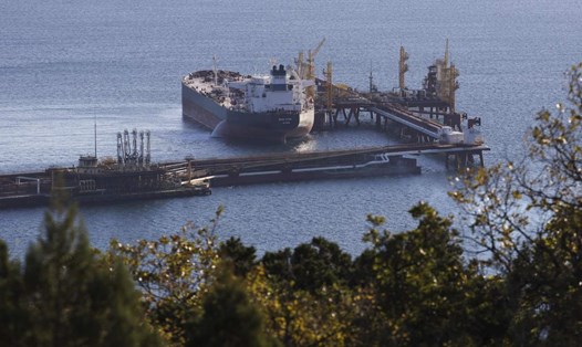 Một tàu chở dầu đang neo đậu ở Novorossiysk, Nga, ngày 11.10.2022. Ảnh: AP