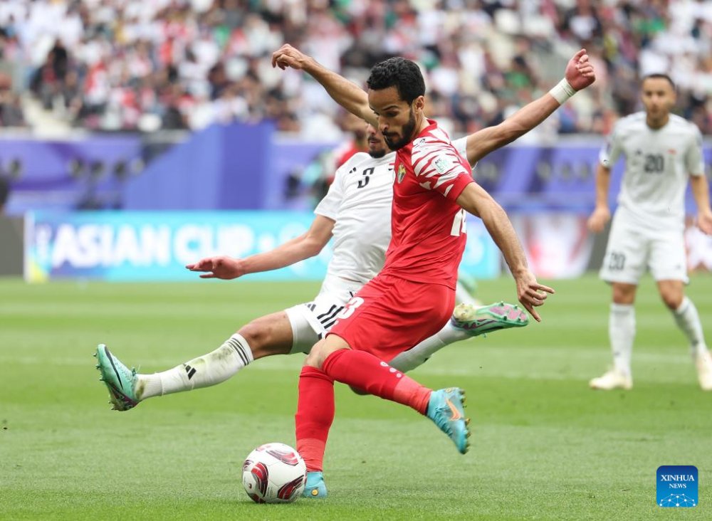 Tuyển Jordan (áo đỏ) loại tuyển Iraq ở vòng 1/8 Asian Cup 2023 và tiếp bước hành trình lịch sử khi giành vé vào chung kết. Ảnh: Xinhua