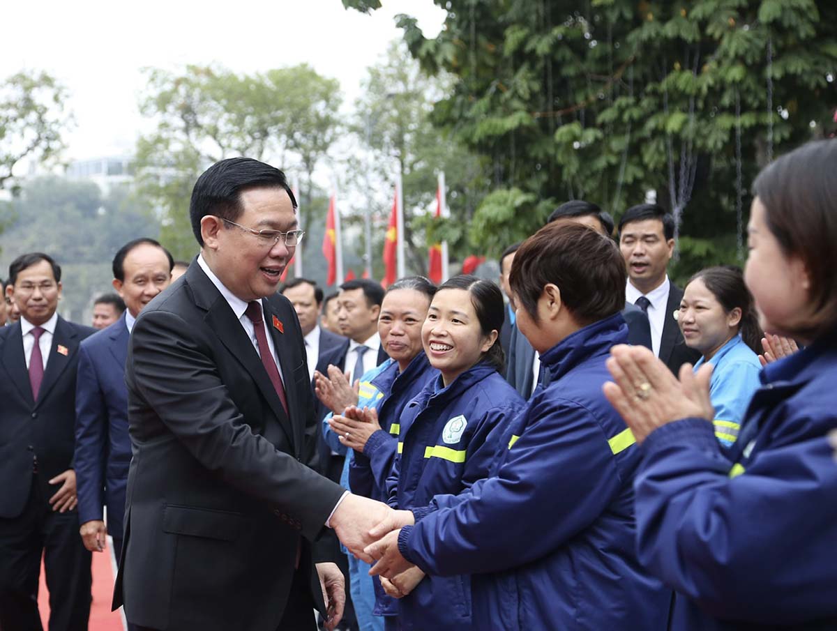 Chủ tịch Quốc hội Vương Đình Huệ thăm hỏi, tặng quà công nhân lao động Thủ đô. Ảnh: Hải Nguyễn