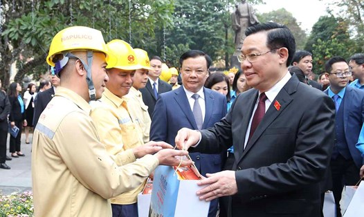 Chủ tịch Quốc hội Vương Đình Huệ tặng quà công nhân lao động Thủ đô. Ảnh: Hải Nguyễn
