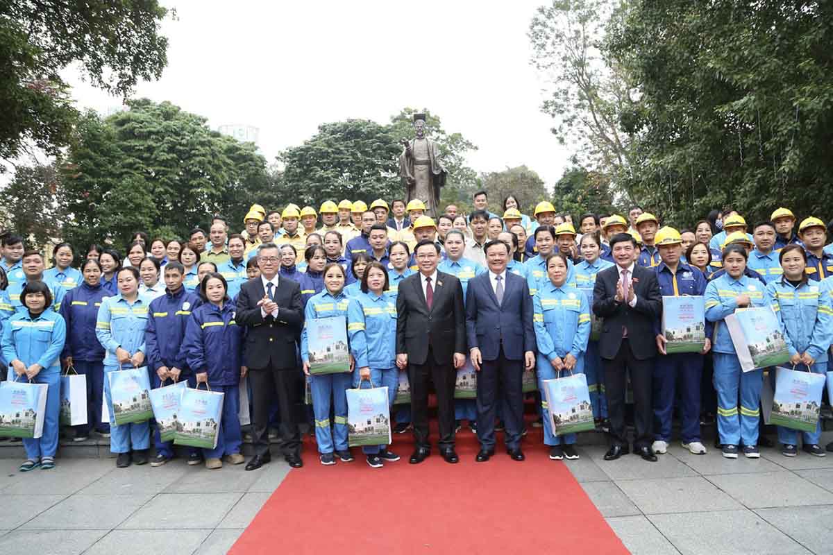 Chủ tịch Quốc hội Vương Đình Huệ, Bí thư Thành ủy Hà Nội cùng các đại biểu chụp ảnh với đại diện công nhân lao động Thủ đô. Ảnh: Hải Nguyễn