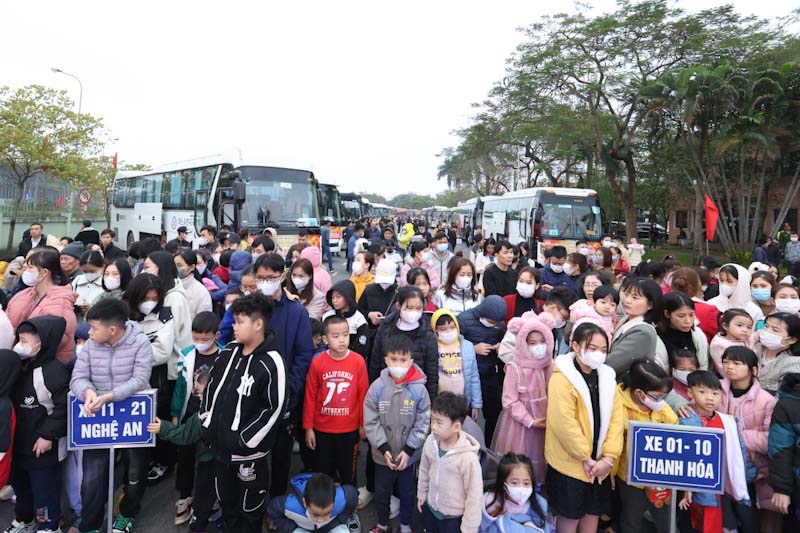 Có 1.200 công nhân lao động khó khăn 3 tỉnh Thanh Hóa, Nghệ An, Hà Tĩnh về quê sum họp cùng gia đình do Liên đoàn Lao động Thành phố Hà Nội tổ chức.