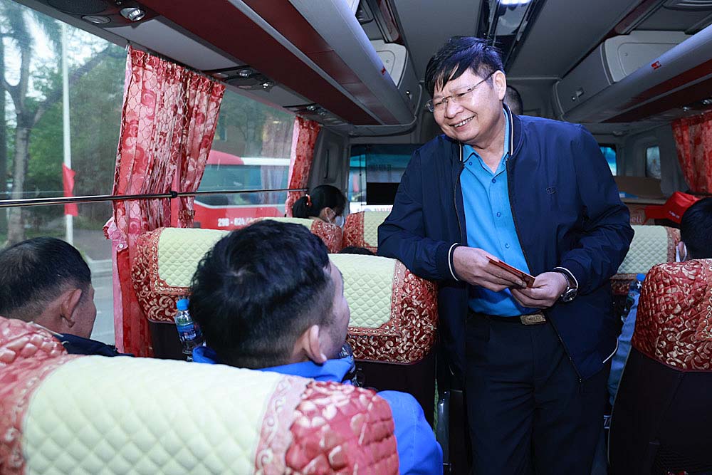 Phó Chủ tịch Tổng Liên đoàn Lao động Việt Nam Phan Văn Anh lên tận xe động viên, dặn dò công nhân về quê đón Tết an toàn, trở lại làm việc đúng thời gian quy định.