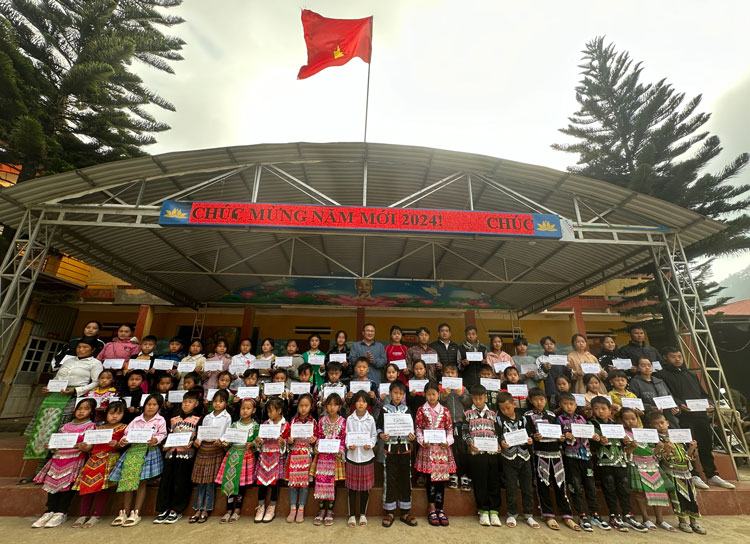Trao tặng quà Tết của Quỹ Xã hội từ thiện Tấm lòng Vàng đến trẻ em vùng dân tộc thiểu số, trẻ em có hoàn cảnh khó khăn của tỉnh Yên Bái. Ảnh: B.N