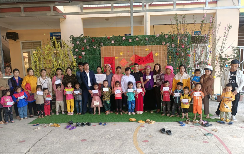 Trao tặng quà cho trẻ em có hoàn cảnh khó khăn nhân dịp Tết Nguyên đán 2024 tại xã Tú Lệ, huyện Văn Chấn, tỉnh Yên Bái. Ảnh: B.N