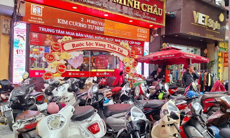 Cửa hàng kinh doanh vàng trên địa bàn Hà Nội ngày 7.2. Ảnh: Đền Phú