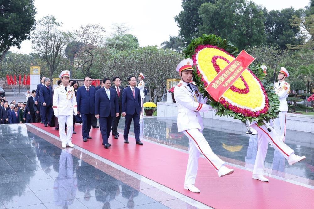 Cũng trong sáng nay (7.2), Đoàn Đại biểu lãnh đạo Đảng, Nhà nước đã đến đặt vòng hoa tưởng niệm tại Đài tưởng niệm các anh hùng, liệt sĩ. Ảnh: Hải Nguyễn
