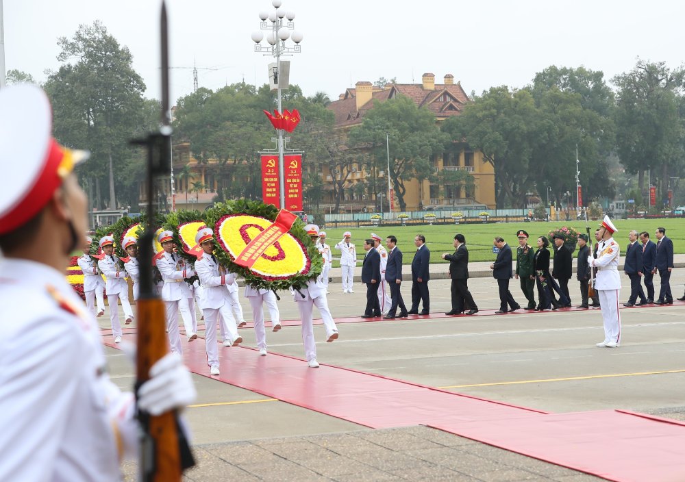 Lãnh đạo, nguyên lãnh đạo Đảng, Nhà nước đến đặt vòng hoa và vào Lăng viếng Chủ tịch Hồ Chí Minh. Ảnh: Hải Nguyễn