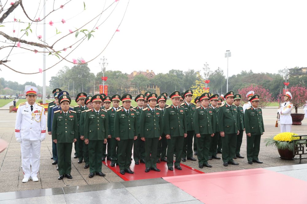 Các đại biểu thành kính tưởng niệm Chủ tịch Hồ Chí Minh. Ảnh: Hải Nguyễn