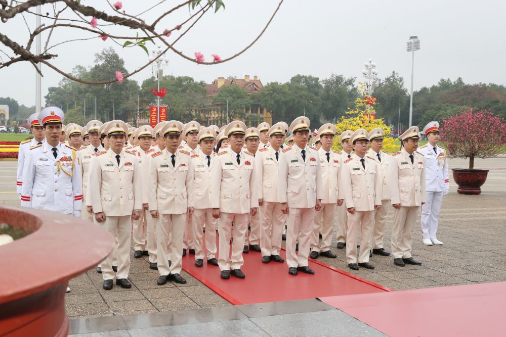 Các đại biểu thành kính tưởng niệm Chủ tịch Hồ Chí Minh. Ảnh: Hải Nguyễn