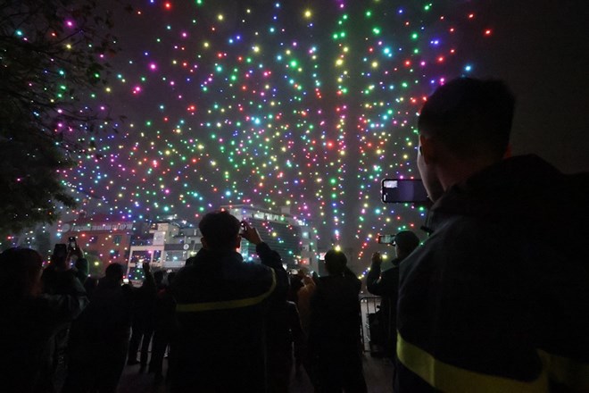 2.024 máy bay không người lái trình diễn tại “Lễ hội ánh sáng nghệ thuật Hà Nội - Rực rỡ Thăng Long”, biểu diễn hình ảnh vua Lý Thái Tổ ban Chiếu dời đô, rồng thời nhà Lý, Hoàng thành Thăng Long… Ảnh: Hải Nguyễn