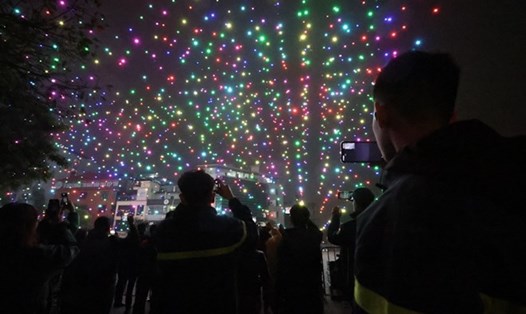 2.024 máy bay không người lái trình diễn tại “Lễ hội ánh sáng nghệ thuật Hà Nội - Rực rỡ Thăng Long”, biểu diễn hình ảnh vua Lý Thái Tổ ban Chiếu dời đô, rồng thời nhà Lý, Hoàng thành Thăng Long… Ảnh: Hải Nguyễn