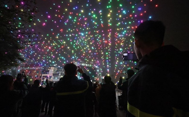 2.024 máy bay không người lái trình diễn tại “Lễ hội ánh sáng nghệ thuật Hà Nội - Rực rỡ Thăng Long”, biểu diễn hình ảnh vua Lý Thái Tổ ban Chiếu dời đô, rồng thời nhà Lý, Hoàng thành Thăng Long… Ảnh: Hải Nguyễn