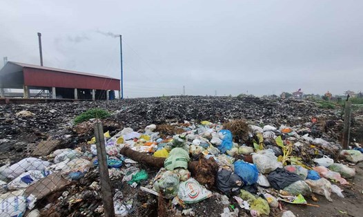 Bãi rác xã nông thôn mới ngay sát nhà dân gây ô nhiễm ở Nam Định. Ảnh: Hà Vi