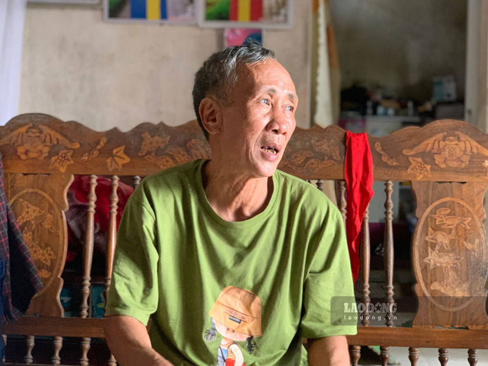 Cựu tử tù Hàn Đức Long mòn mỏi chờ tiền bồi thường để sửa nhà, trả nợ. Ảnh: Thu Thuỷ