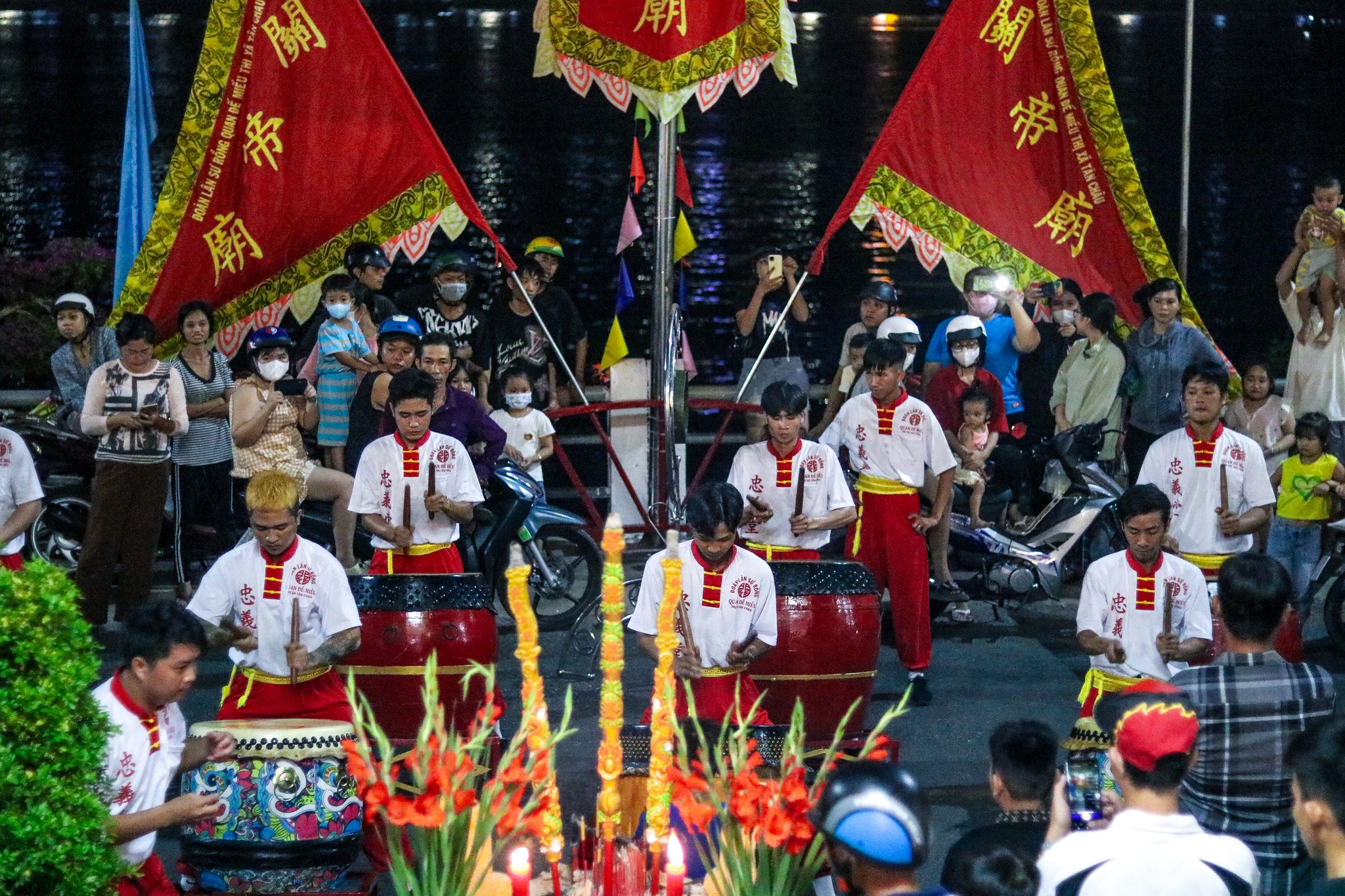Bùi Nhựt Thanh (29 tuổi) là một nhiếp ảnh gia tự do, sinh ra và lớn lên ở Tân Châu, An Giang đã ghi lại nhiều khoảnh khắc và theo dõi từng đoàn lân sư rồng từ giai đoạn tập luyện cho tới buổi biểu diễn tại nghi lễ Khai quang điểm nhãn tại Quan Đế Miếu.